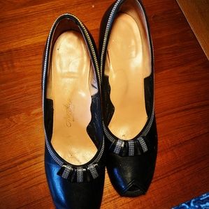 Vintage black pump